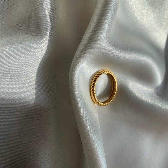 18k Gold Plated Croissant Ring - Picture 3 of 3